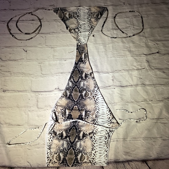 NICE HIGH END SPEEDO SNAKE SKIN DESIGN BATHING SUIT. - Picture 2 of 4